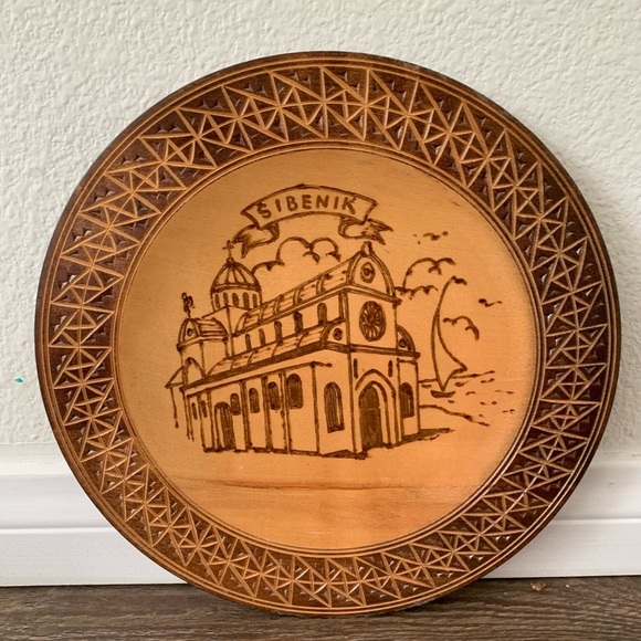 Wooden Decorative Plate with Šibenik Design - Picture 7 of 7